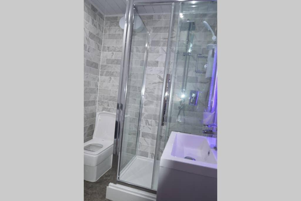 Morden Central Self Contained Flat By Cozynest Reading Exterior photo